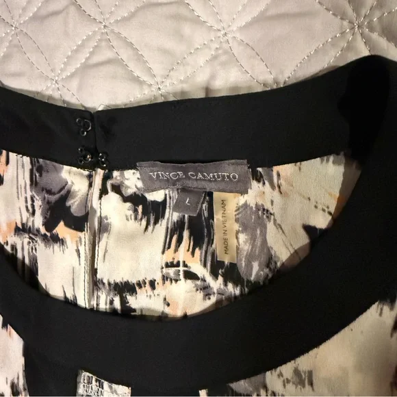 Vince Camuto Black & White Abstract Sleeveless Blouse - Size L - Picture 3 of 10